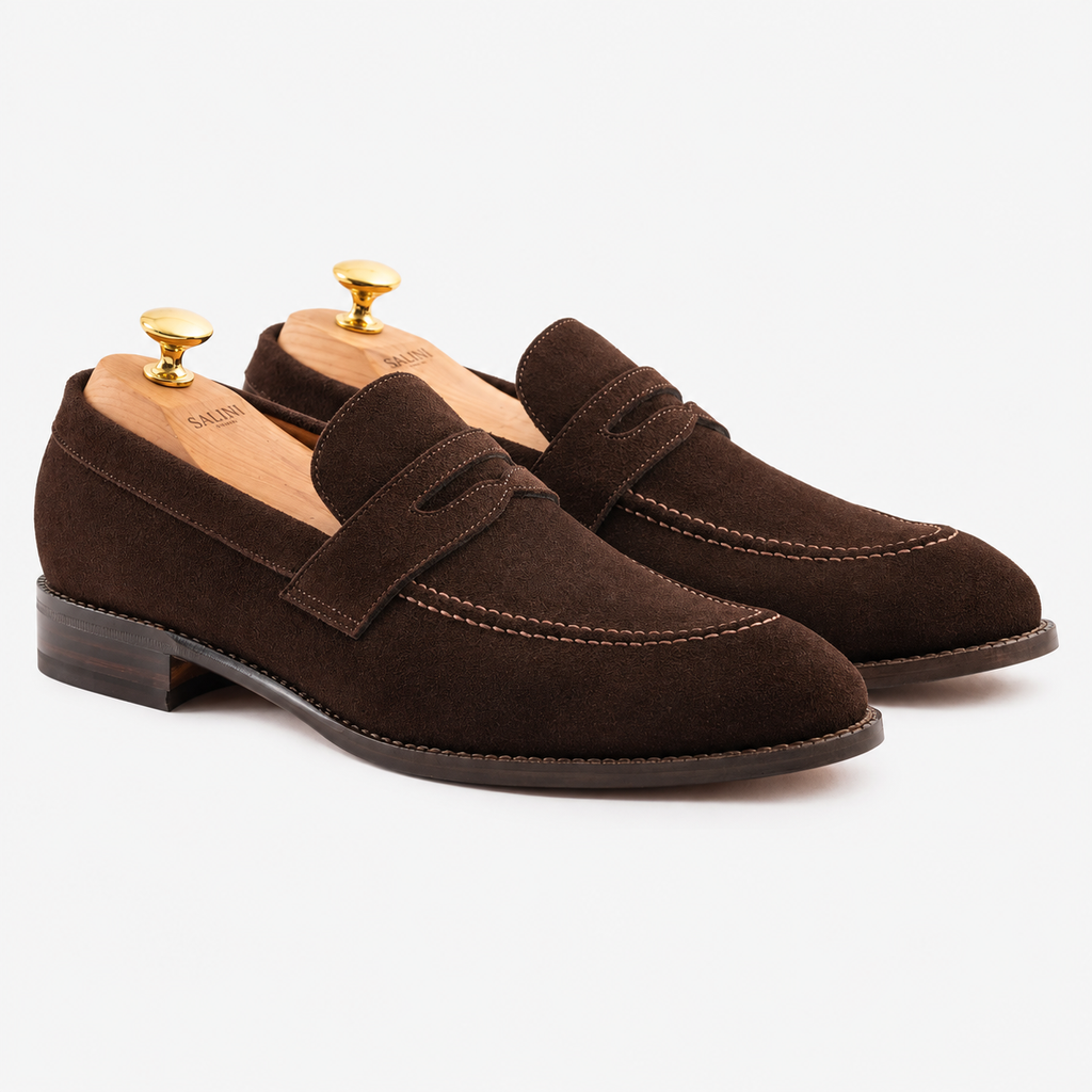 Penny Loafer Suede Brown — пара с двух ракурсов на колодках