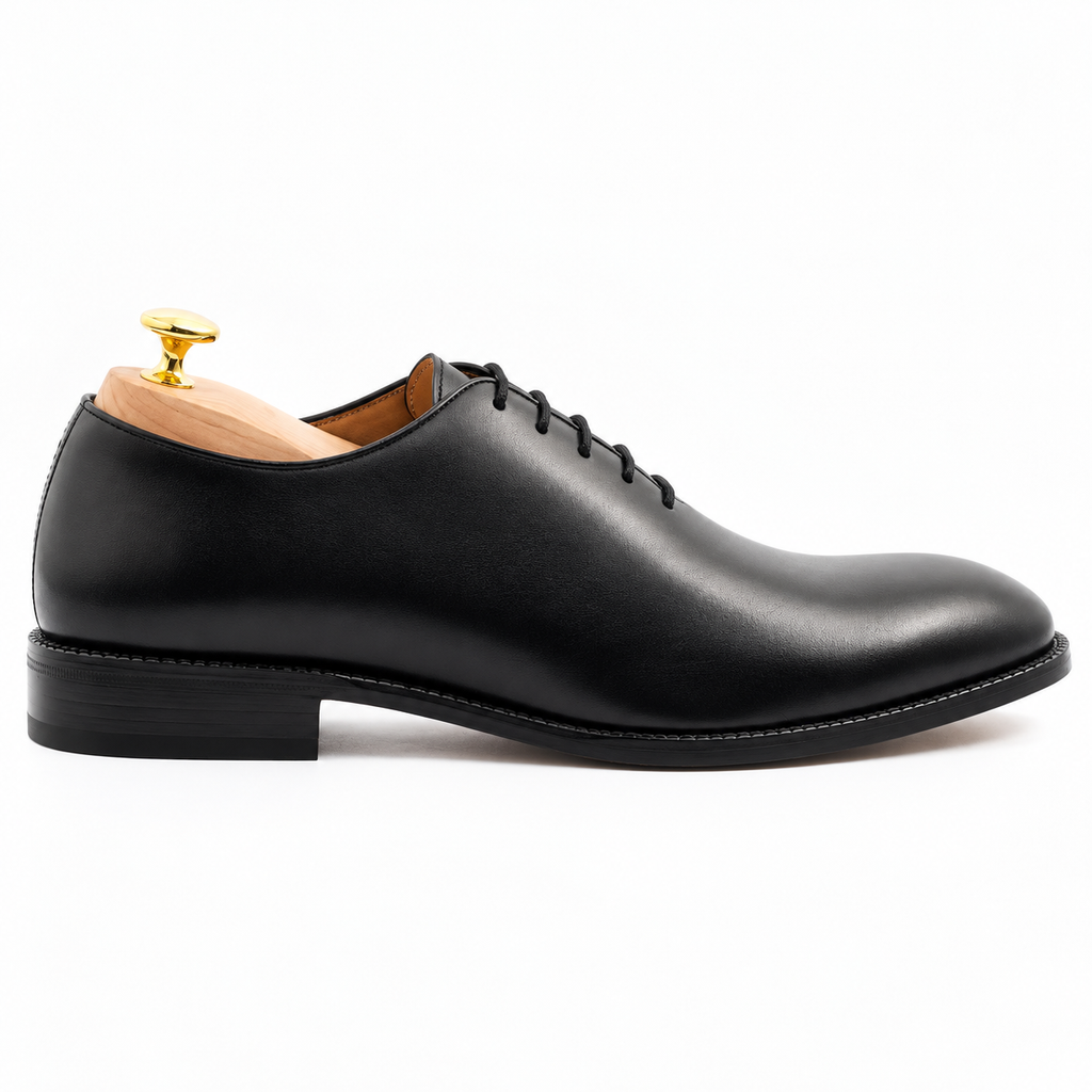 Wholecut Oxford Black — боковой профиль на колодках