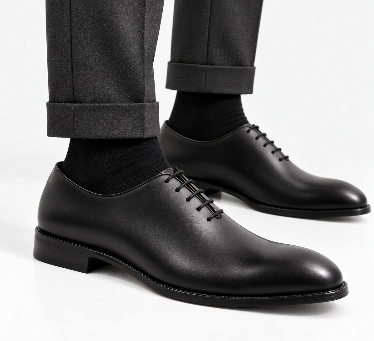 Wholecut Oxford Black — модель в движении, вид спереди