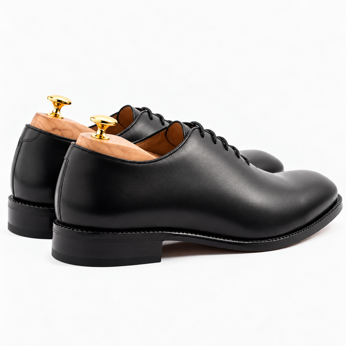 Wholecut Oxford Black — вид сзади под углом на колодках