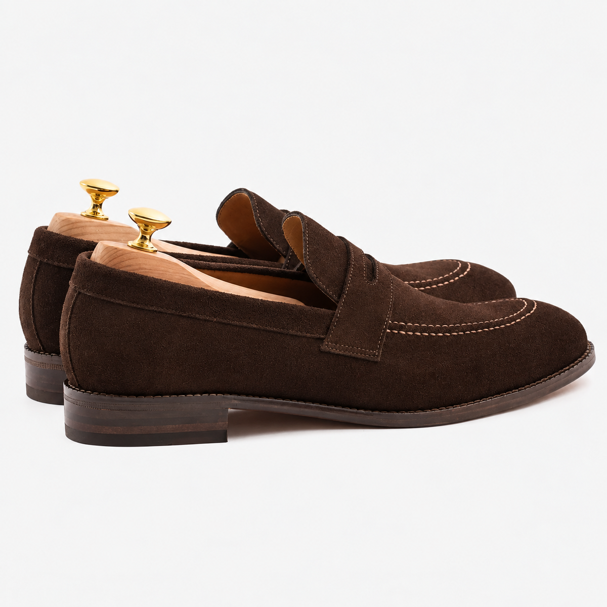 Penny Loafer Suede Brown — вид сзади под углом на колодках