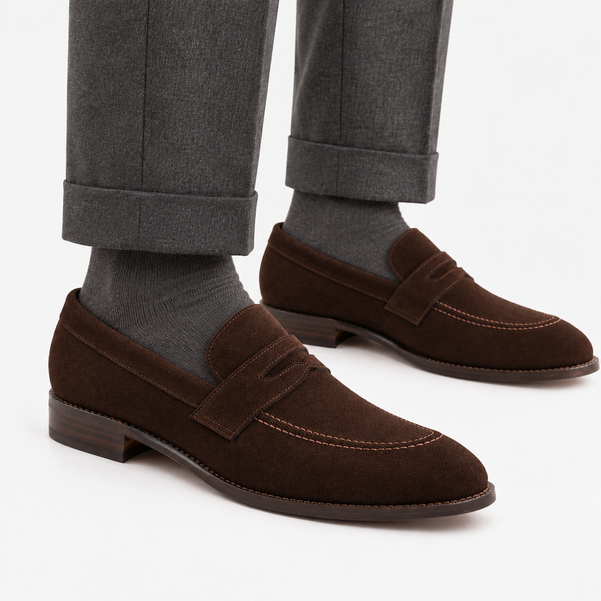Penny Loafer Suede Brown — модель в носке, вид спереди