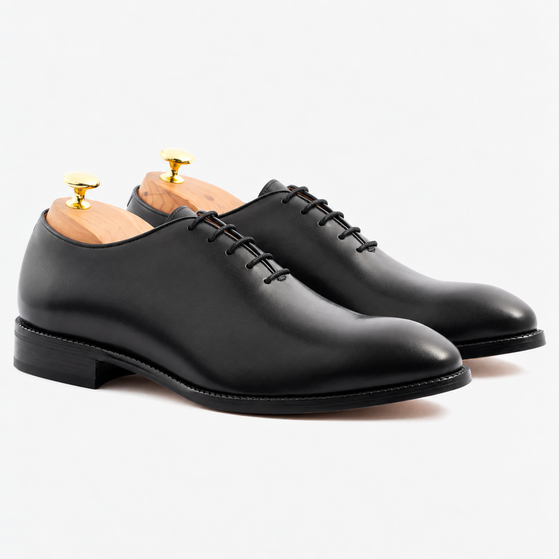 Wholecut Oxford Black — пара с двух ракурсов на колодках