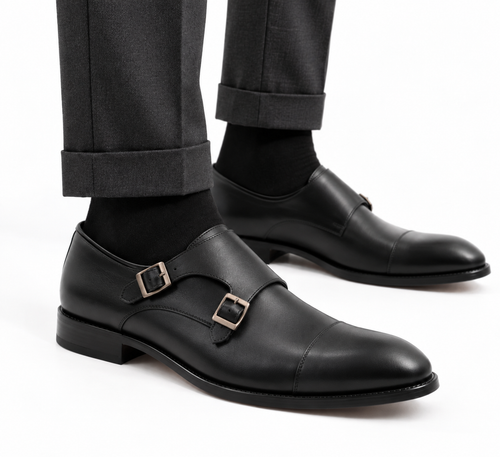 Double Monk Black — модель в движении, вид спереди